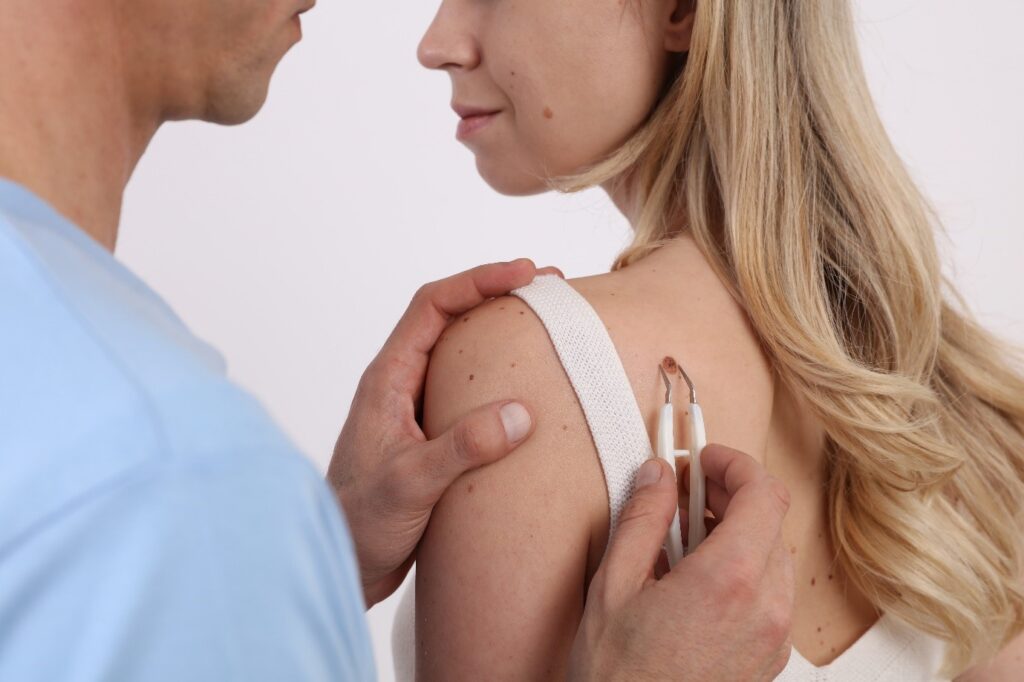 A person measuring a person's shoulder__AI-generated content may be incorrect_